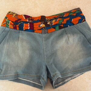 Soft jean short with pleated and colorful waist design